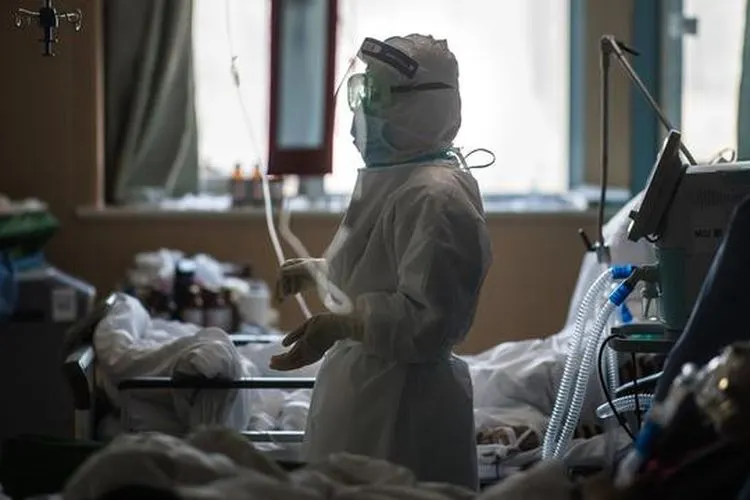 Petugas-Medis-Corona-di-Ruang-ICU-Wuhan (Xinhua)