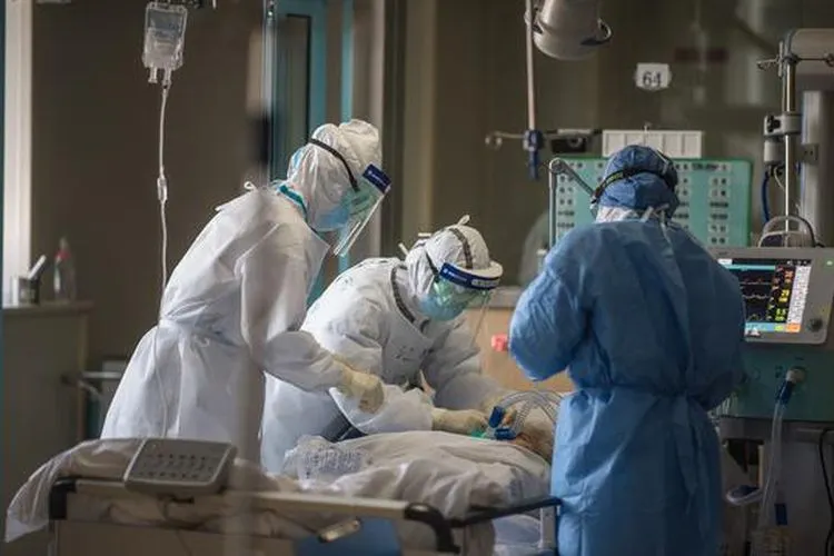 Petugas medis dari Provinsi Jiangsu bekerja di sebuah bangsal ICU Rumah Sakit Pertama Kota Wuhan di Wuhan, Provinsi Hubei, 22 Februari 2020.  (Xinhua/Xiao Yijiu)
