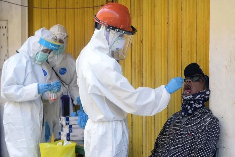 [ilustrasi] Petugas medis menggelar tes swab bagi pedagang di kawasan Pasar Minggu, Jakarta Selatan (Foto: Republika/Prayogi)