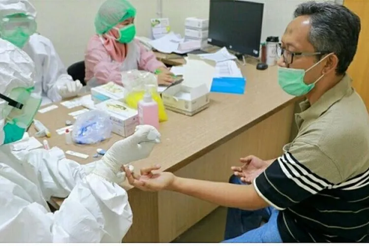 Petugas medis di Kabupaten Bogor menjalani tes massal mendeteksi corona. Foto: dok Bupati Bogor