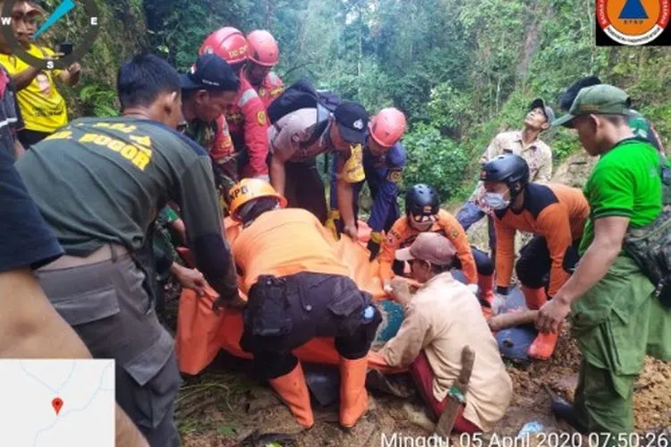 Evakuasi korban longsor di kaki Gunung Sanggabuana. (dok.BPBD Kabupaten Bogor)