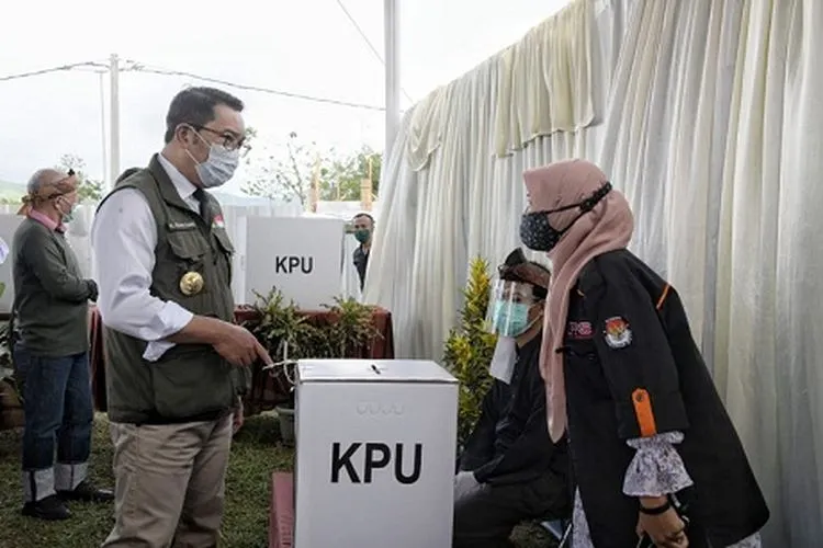 Gubernur Jawa Barat, Ridwal Kamil saat mengecek penerapan protokol kesehatan di salah satu TPS di Kabupaten Bandung, Rabu (9/12/2020). (Humas Jawa Barat)