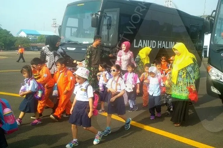 Para murid Taman Kanak-Kanak (TK) Angkasa I Lanud Halim Perdana Kusumah, Jakarta Timur, menghadiri acara Gladi Bersih Upacara Parade dan Defile HUT ke-74 TNI tahun 2019, Kamis (3/10/2019)/Ayojakarta.com