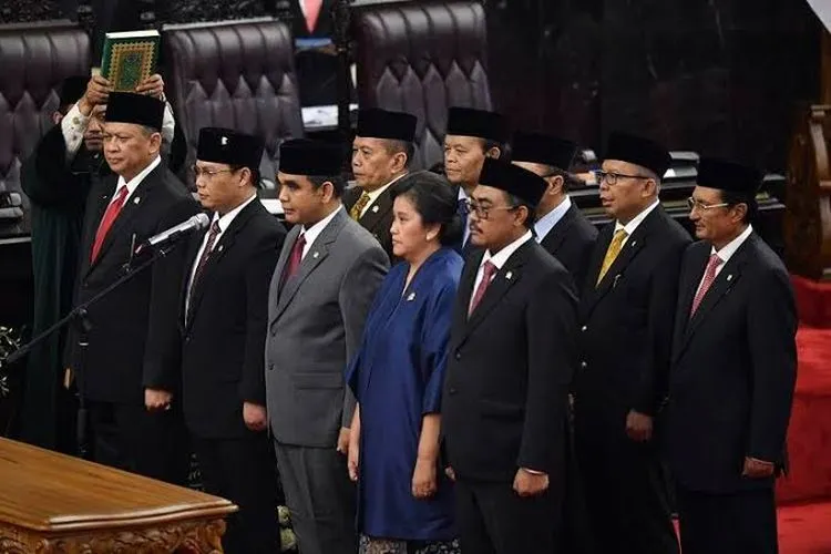 Ketua MPR periode 2019-2024 Bambang Soesatyo (paling kiri) dan sembilan pimpinan MPR lainnya mengucapkan sumpah jabatan saat pelantikan di ruang rapat Paripurna MPR, Kompleks Parlemen, Senayan, Jakarta, Kamis (3/10/2019). Sidang Paripurna tersebut menetapkan Bambang Soesatyo sebagai Ketua MPR periode 2019-2024 dengan Wakil Ketua, Ahmad Basarah dari Fraksi PDI Perjuangan, Ahmad Muzani dari Fraksi Partai Gerindra, Lestari Moerdijat dari Fraksi Partai Nasdem, Jazilul Fawaid dari Fraksi Partai Kebangkitan Bangs