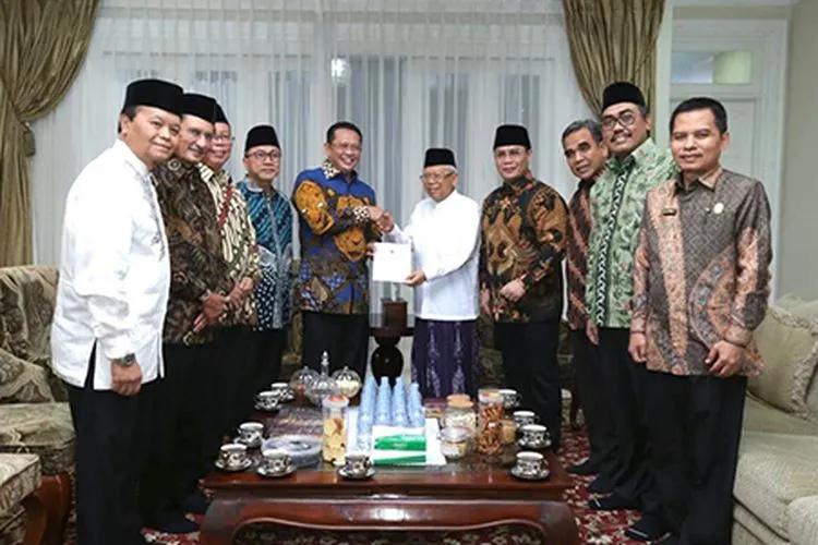 Pimpinan MPR mengantar undangan pelantikan presiden dan wakil presiden kepada KH Maruf Amin, Selasa (15/10/2019)/Dok