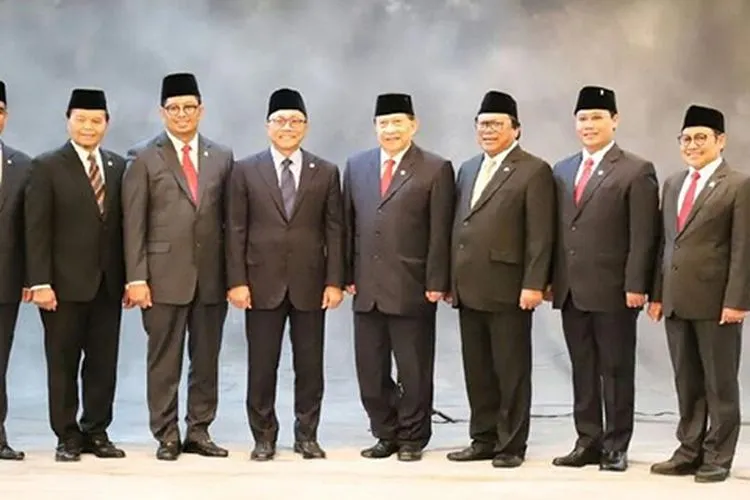 Delapan orang pimpinan MPR RI yang masih bertugas saat ini, dari kiri ke kanan: Ahmad Muzani (Gerindra), Hidayat Nur Wahid (PKS), Mahyudin (Golkar), Zulkifli Hasan (PAN), EE Mangindaan (Demokrat), Oesman Sapta (DPD RI), Ahmad Basarah( PDIP) dan Muhaimin Iskandar (PKB)/detik