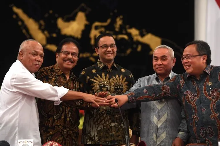 (Dari kiri) Menteri PUPR Basuki Hadimuljono, Menteri Agraria dan Tata Ruang/Badan Pertanahan Nasional (ATR/BPN) Sofyan Djalil, Gubernur DKI Jakarta Anies Baswedan, Gubernur Kaltim Isran Noor, dan Menteri Perencanaan Pembangunan Nasional (PPN) atau Kepala Bappenas Bambang Brodjonegoro, berfoto bersama seusai memberikan keterangan pers terkait rencana pemindahan Ibu Kota Negara di Istana Negara, Jakarta, Senin (26/8/2019). (Antara)