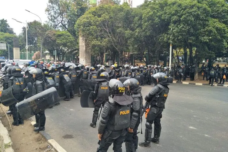 Polisi amankan demonstrasi di pintu belakang gedung DPR RI/Istimewa