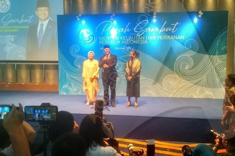 Moment pisah sambut Susi Pudjiastuti kepada Edhy Prabowo sebagai Menteri Kelautan dan Perikanan yang baru/Ayojakarta.com