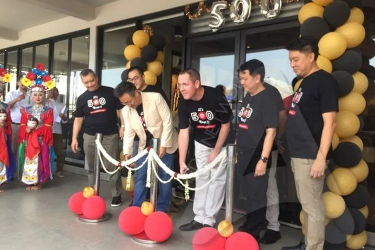 Jajaran direksi PT Sari Melati Kencana Tbk. saat pembukaan outlet ke-500 Pizza Hut di Bekasi Utara/Ayojakarta.com-Istihanah Soejoethi