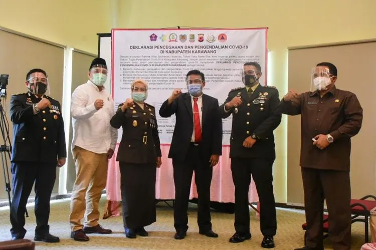 Penjabat sementara (Pjs) Bupati Karawang Ir Yerry Yanuar (keempat kiri) bersama jajaran Forum Komunikasi Pimpinan Daerah Karawang mendeklarasikan Pencegahan dan Pengendalian Covid-19 di Akhsaya Hotel, Kabupaten Karawang Kamis (1/10). Yerry menyebut 80 persen perusahaan tidak menerapkan disiplin protokol kesehatan covid-19/ ist