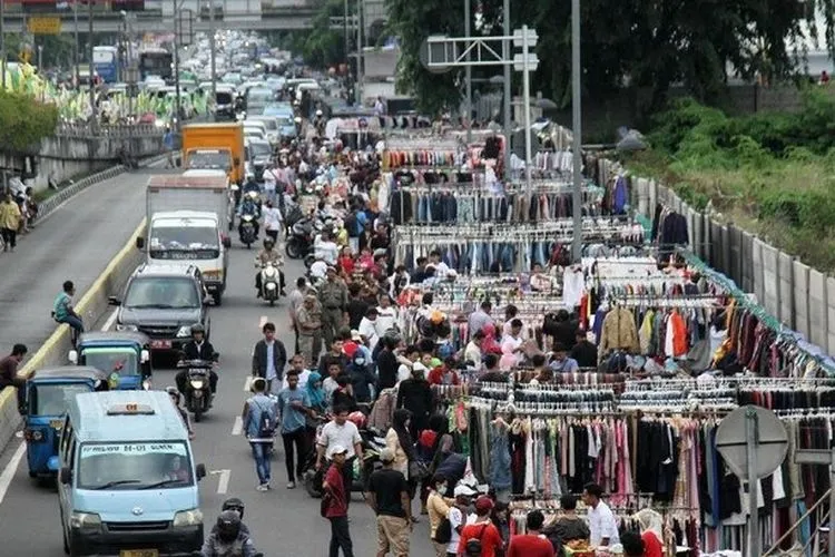 PKL memenuhi bahu jalan di Kawasan Senen (detik.com/Rifkianto Nugroho)