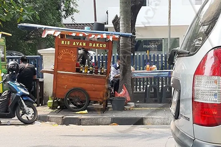 Pedagang kaki lima di trotoar di Jakarta/Ayojakarta.com