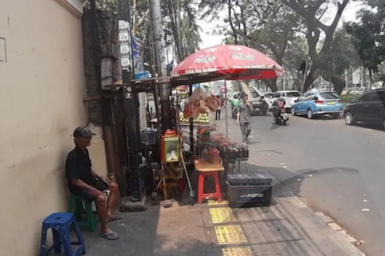 PKL memakai badan trotoar untuk berdagang di kawasan Taman Cut Mutiah, Menteng, Jakpus/Ayojakarta.com