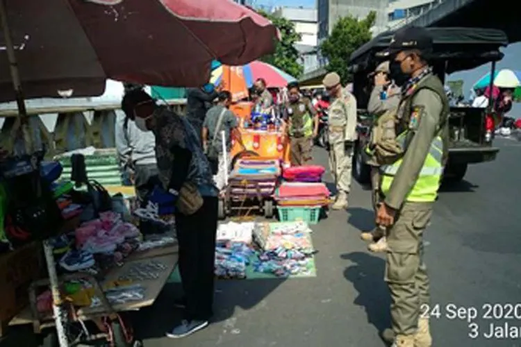 Satpol PP Taman Sari, Jakarta Barat, menghalau aktivitas berjualan PKL di kawasan Kota Tua/dok: barat.jakarta.go.id