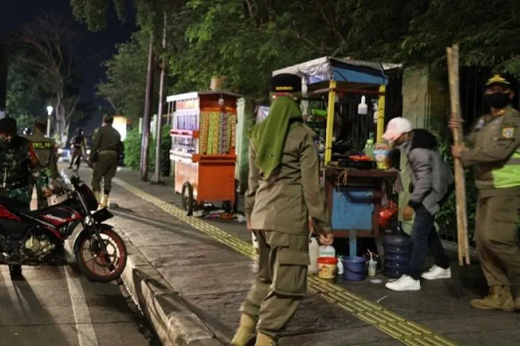 Petugas gabungan menertibkan PKL di Jalan Danau Sunter Selatan, Tanjung Priok, Jakarta Utara/dok: utara.jakarta.go.id