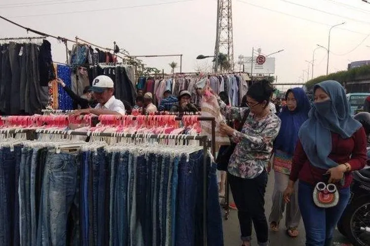 Pedagang Kaki Lima menjajakan pakaian bekas di bahu jalan kawasan Senen, Jakpus. (TribunJakarta.com/Suci Febriastuti)