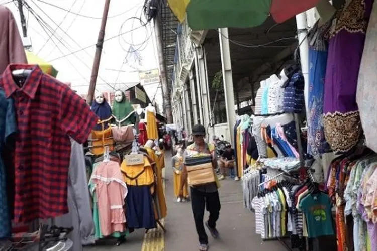 Para PKL Pasar Tanah Abang nekat berjualan selama masa PSBB. (Suara.com)