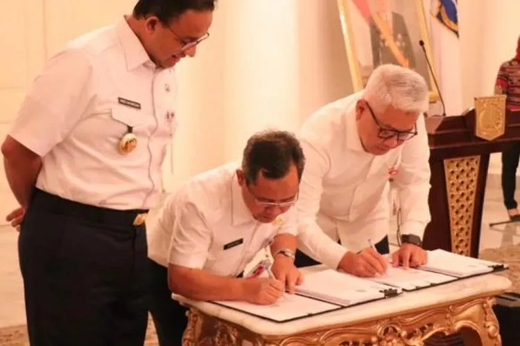 Gubernur Anies Baswedan menyaksikan PKS antara Dinas Lingkungan Hidup dengan PT Jakarta Propertindo serta Perjanjian Jual Beli Listrik ITF Sunter antara PT PLN dengan PT Jakarta Solusi Lestari di Balai Kota, Rabu (16/10/2019)/Dinas LH DKI