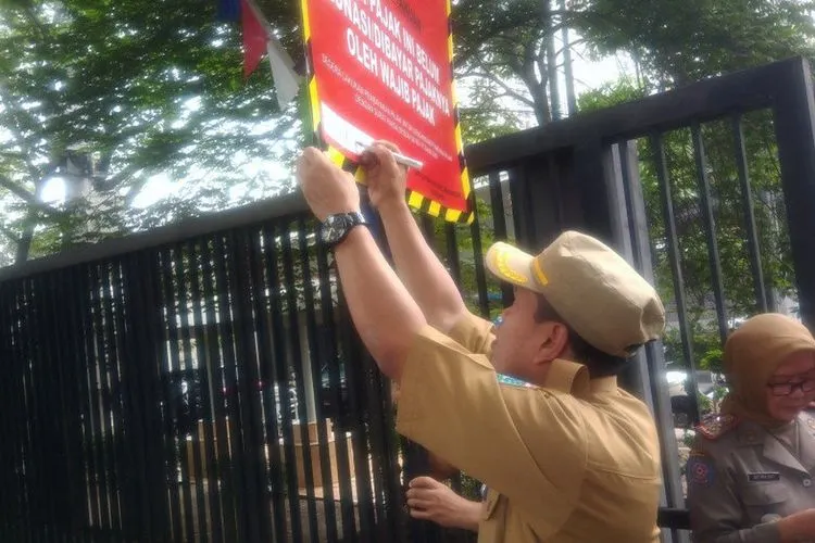 Pemasangan plang dan stiker kepada penunggak pajak/Klinikpajak.co.id