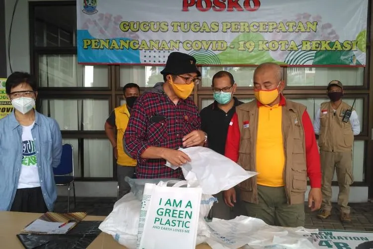 Pemerintah Kota (Pemkot) Bekasi mendapat 50.000 lusin oxium atau kantong ramah lingkungan dari Gerakan Plastik Akal Sehat untuk Indonesia (PASTI) dan KAWALI.(dok)