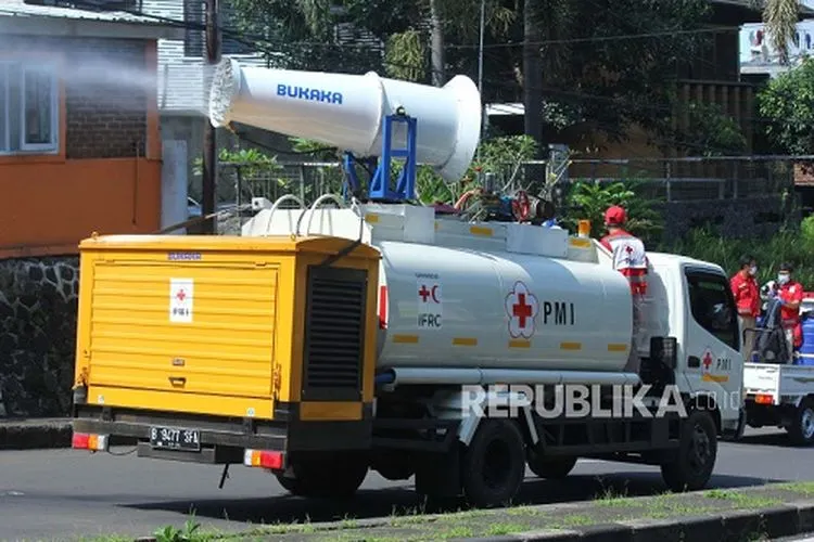 Palang Merah Indonesia (PMI) Jawa Barat melakukan penyemprotan desinfektan dengan Armada Gunner Spray, di Jalan Ir H Djuanda, Kota Bandung, Selasa (12/5). Dengan menggunakan Arhada Gunner diharapakan dapat memperluas cakupan penyemprotan desinfektan untuk mencegah penyebaran Covid-19 (FOTO : Edi Yusuf/Republika)