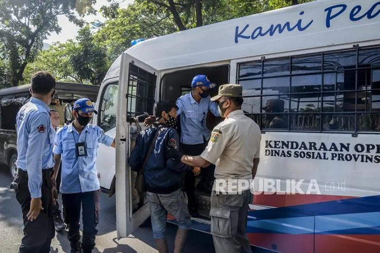ilustrasi. Petugas Satpol PP membawa warga yang terjaring razia Penyandang Masalah Kesejahteraan Sosial (PMKS) di kawasan Penjaringan, Jakarta, Rabu (9/9/2020). Razia itu untuk membuat kondisi lingkungan masyarakat yang tertib dan menciptakan Ibu Kota bebas dari PMKS. Republika/Putra M. Akbar (FOTO : Republika/Putra M. Akbar)