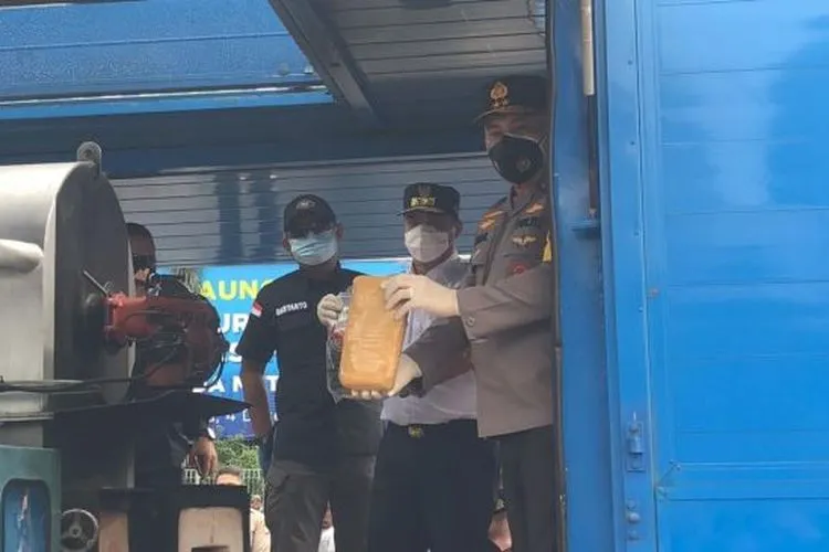 Polda Metro Jaya memusnahkan ratusan kilogram narkoba beragam jenis dan ribuan butir ekstasi di lapangan Mapolda Metro Jaya, Jakarta Selatan, Rabu (3/2/2021). [Suara.com/Yasir]