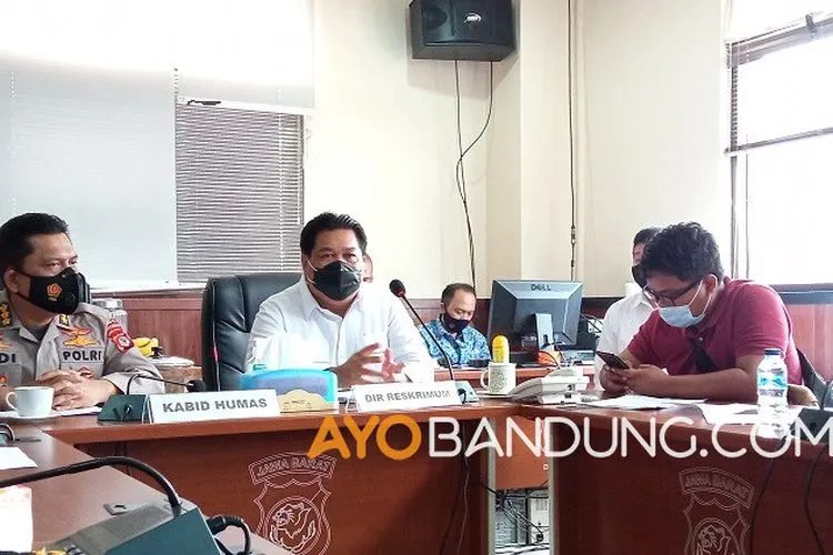 Dirreskrimum Polda Jabar Kombes Pol Chuzaini Patoppoi (tengah) di Polda Jabar, Senin (30/11/2020).  (Ayobandung.com/Fichri Hakiim)