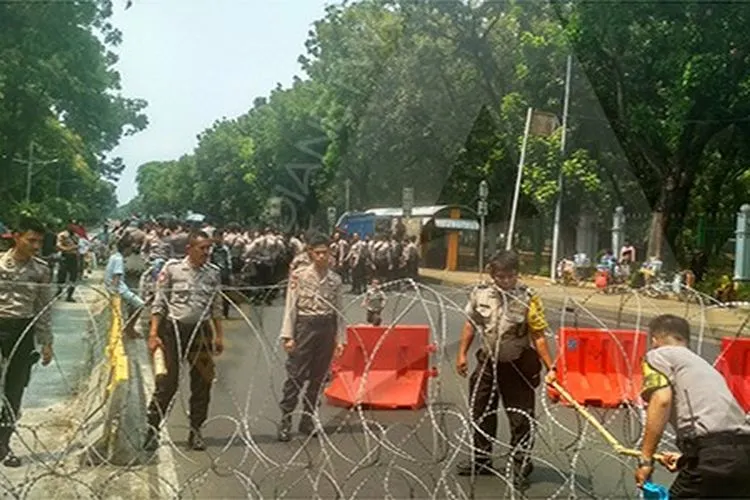 Beberapa polisi tengah memasang kawat berduri untuk menutup akses jalan menuju Istana Negara, Jakarta Pusat, Kamis (17/10/2010)/Ayojakarta.com