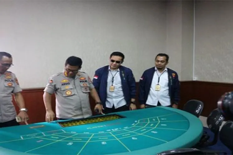 Pihak kepolisian di Apartemen Robinson yang dijadikan kasino/JPNN