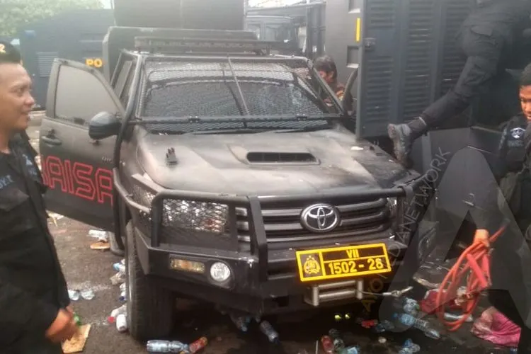 Polisi yang berjaga di depan Gedung DPR RI, saat demonstrasi mahasiswa, Selasa (24/9/2019)/Ayojakarta.com