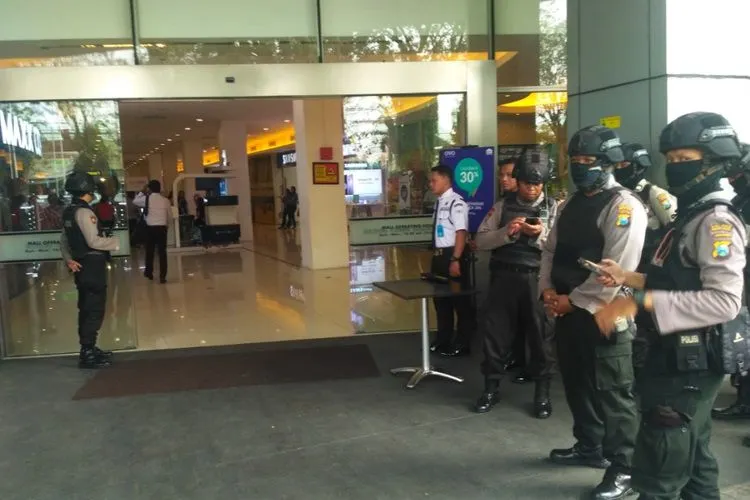 Pengamanan aparat kepolisian di mal