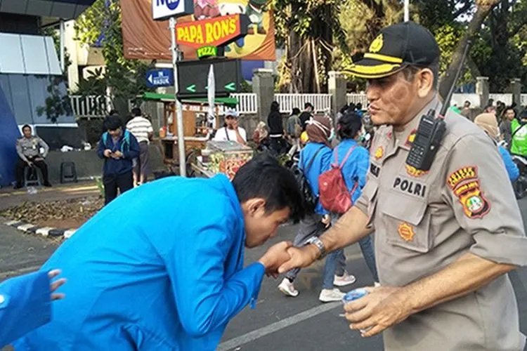 Kepala Pengamanan Objek Jalan Gerbang Pemuda, Kompol Agus Widar saat dicium tangannya oleh para mahasiswa yang hendak menuju gedung DPR/MPR, Senayan, Jakarta, Senin (30/9/2019)/Ayojakarta.com