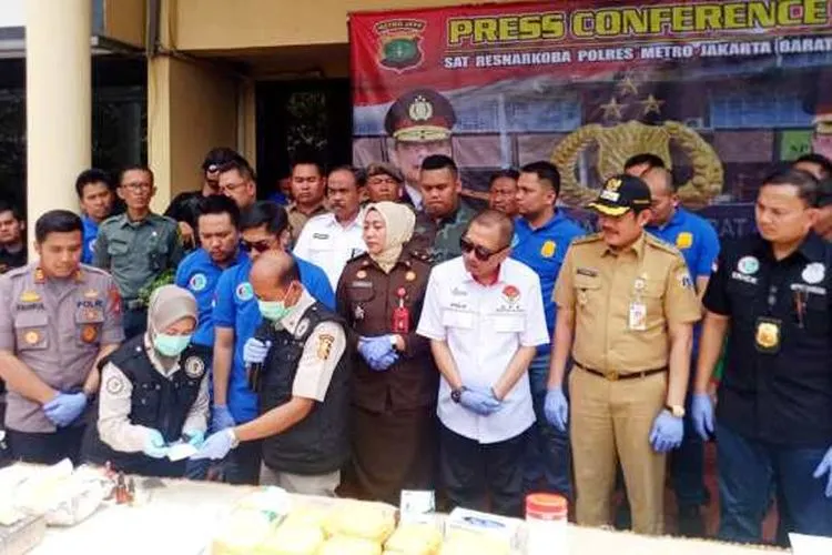 Para tersangka kasus narkotika selama kurun waktu September-November 2019 yang diungkap Polres Pelabuhan Tanjung Priok (Antara/Fauzi Lamboka)