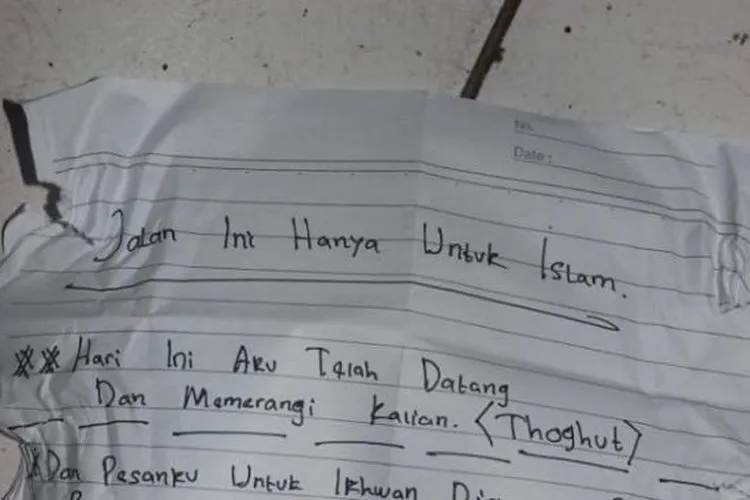 Surat yang ditemukan di TKP penyerangan Mapolsek Daha Selatan. (Dok polisi).