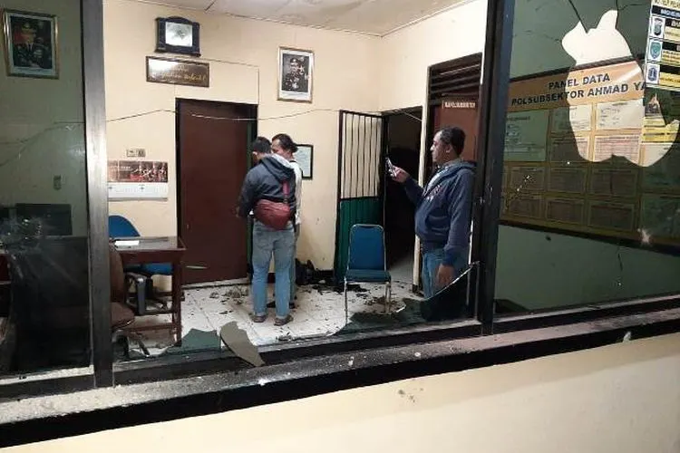 Polsubsektor Ahmad Yani rusak diserang orang tak dikenal/Ayojakarta.com