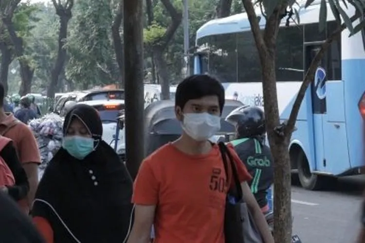 Ilustrasi - sejumlah warga mengenakan masker untuk mencegah paparan polusi udara di DKI Jakarta (Suara.com/Peter Rotti)