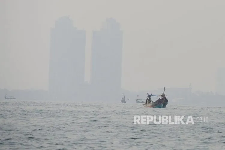Sebagai Ilustrasi: Perahu nelayan berlayar di perairan Teluk Jakarta dengan latar kabut asap polusi yang menyelimuti Kota Jakarta. (FOTO : Yogi Ardhi/Republika)