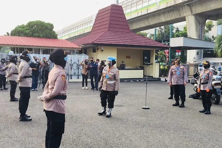 Merayakan Hari Kartini (Selasa, 21/4/2020), Korps Polisi Wanita atau Polwan Polri menggelar bakti sosial dengan sasaran masyarakat kecil yang paling terdampak COVID-19.