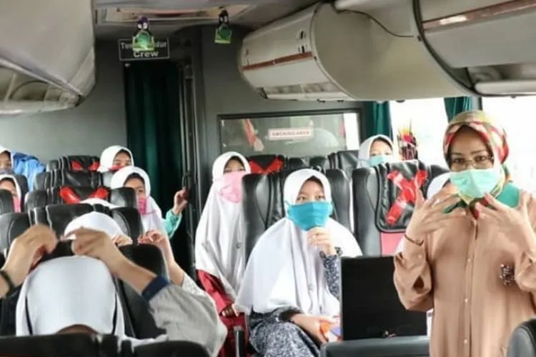 sebagai ilustrasi: Wali Kota Tengrang, Airin, saat mengantarkan santriwati ke Ponpes Gontor (humas Pemkot Tangsel)