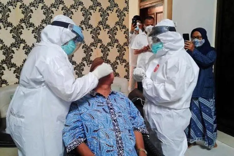 Tim medis melakukan tes untuk mendeteksi usap Covid-19 di kluster ponpes Kecamatan Gempol, Kabupaten Cirebon. (ist)