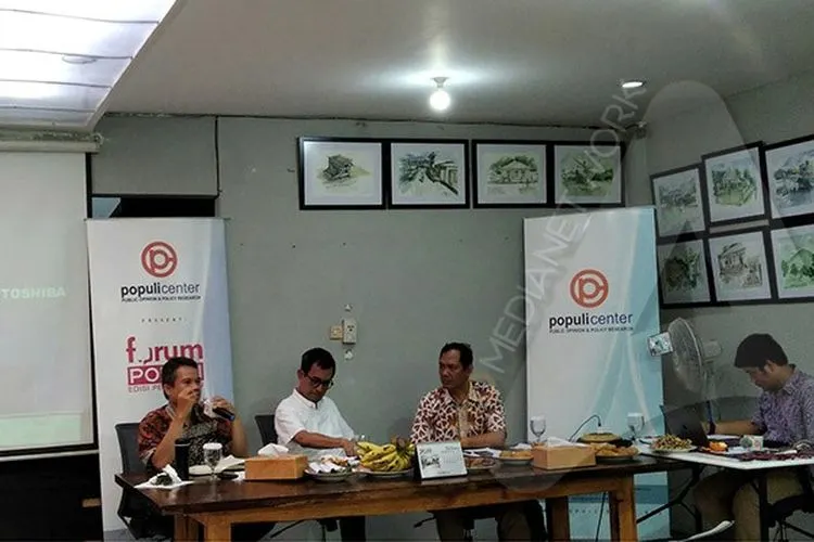 peneliti Populi Center, Jefri Ardiansyah dalam konferensi pers di kantor Populi Center, Slipi, Jakarta Barat, Senin (14/10/2019)/Ayojakarta.com