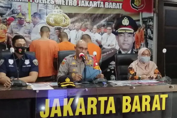 Kapolres Metro Jakbar, Kombes Audie S Latuheru dan Komisioner Komisi Perlindungan Anak Indonesia (KPAI) Putu Elvina, serta Kasat Reskrim Polres Metro Jakbar, Kompol Teuku Arsya. Foto: Akhmad Nursyeha