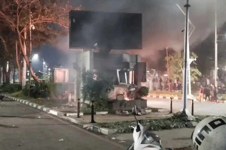 Pendemo bakar pos polisi di pertigaan Hotel Mulia/Merdeka.com