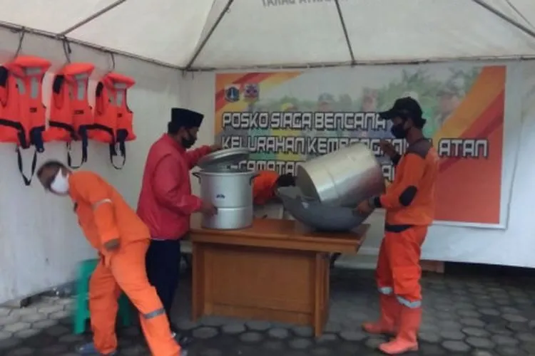 petugas sedang bertugas di posko siaga bencana di halaman Kantor Kelurahan Kembangan / beritajakarta.id