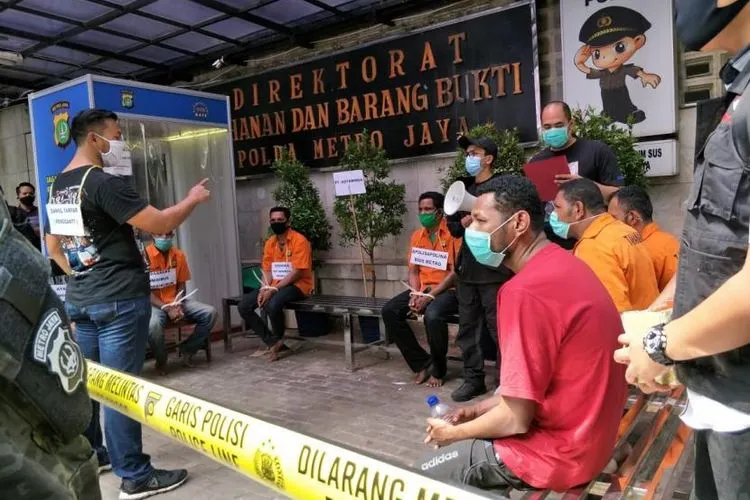 Adegan pra rekonstruksi penyerangan yang dilakukan oleh kelompok John Kei di Mapolda Metro Jaya, Rabu (24/6).  Foto: Republika/Flori Sidebang