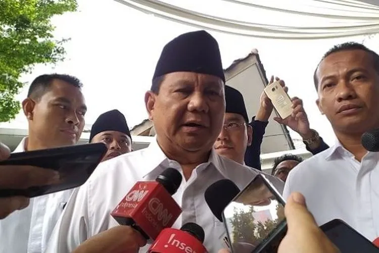 Menhan Prabowo Subianto melayat ke kediaman almarhum Gus Sholah, Senin (3/2/2020) pagi. (Suara.com/Stephanus Aranditio)