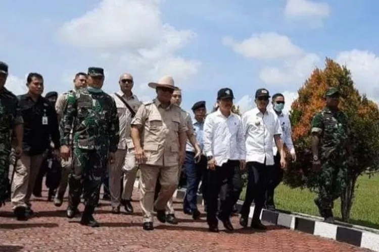 Menteri Pertahanan Prabowo Subianto dan Menteri Kesehatan Terawan Agus Putranto di Natuna. (Suara.com/Batamnews)