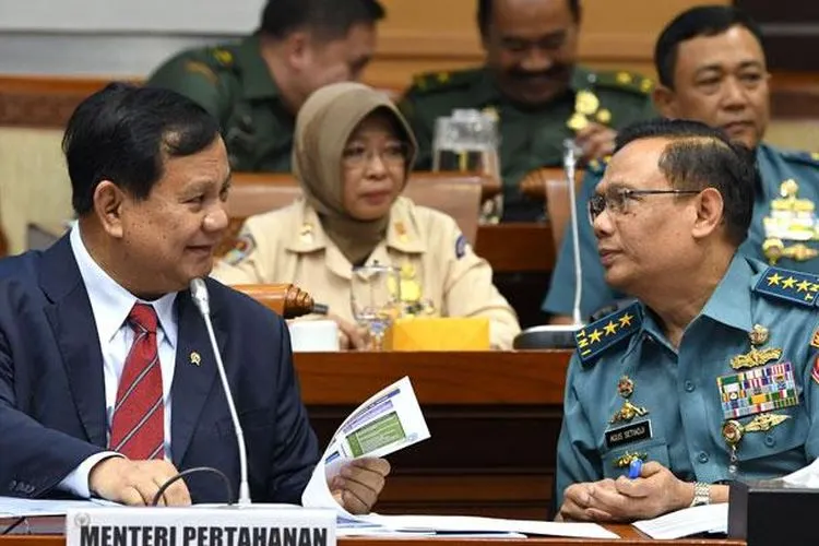 Menteri Pertahanan, Prabowo Subianto (kiri), berbincang dengan Sekretaris Jenderal Kemhan, Laksamana Madya TNI Agus Setiadji (kanan), menjelang rapat bersama Komisi I DPR RI, di Senayan, Jakarta, Senin (11/11/2019)/Antara